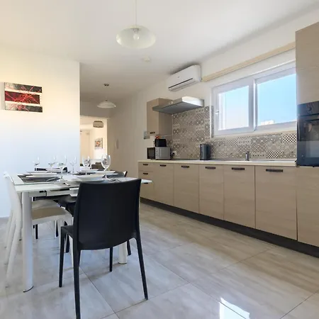 F3 1, Private Double With Private Bathroom And Balcony * Msida