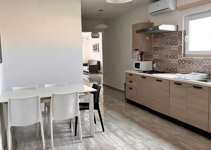 F3 1, Private Double With Private Bathroom And Balcony * Msida